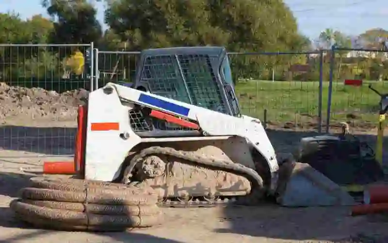 Miniładowarka – zwrotna maszyna do prac załadunkowych